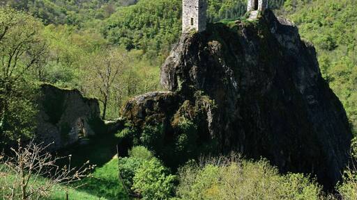 From much of the village you can't see the ruins of the old fortress, even though they're perched up high on a rock. But the village (also known as 'Peyrusse-le-Roc') is worth a visit on its own.