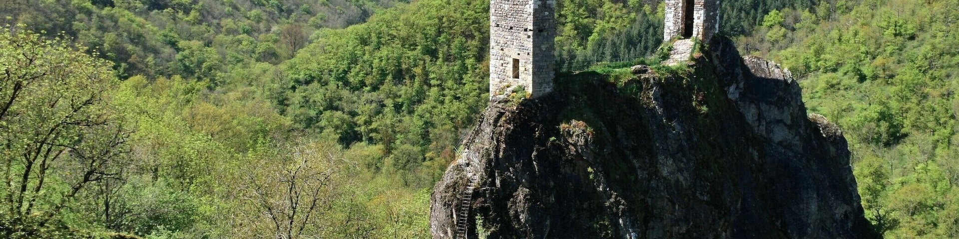 From much of the village you can't see the ruins of the old fortress, even though they're perched up high on a rock. But the village (also known as 'Peyrusse-le-Roc') is worth a visit on its own.