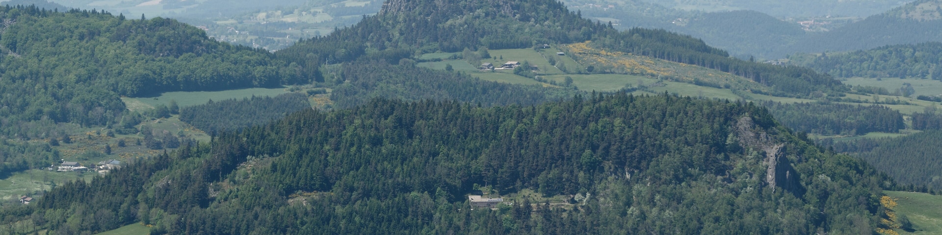 Le suc d'Achon (alt. 1151 m) vu depuis le sommet du pic du Lizieux à Araules, en Haute-Loire.