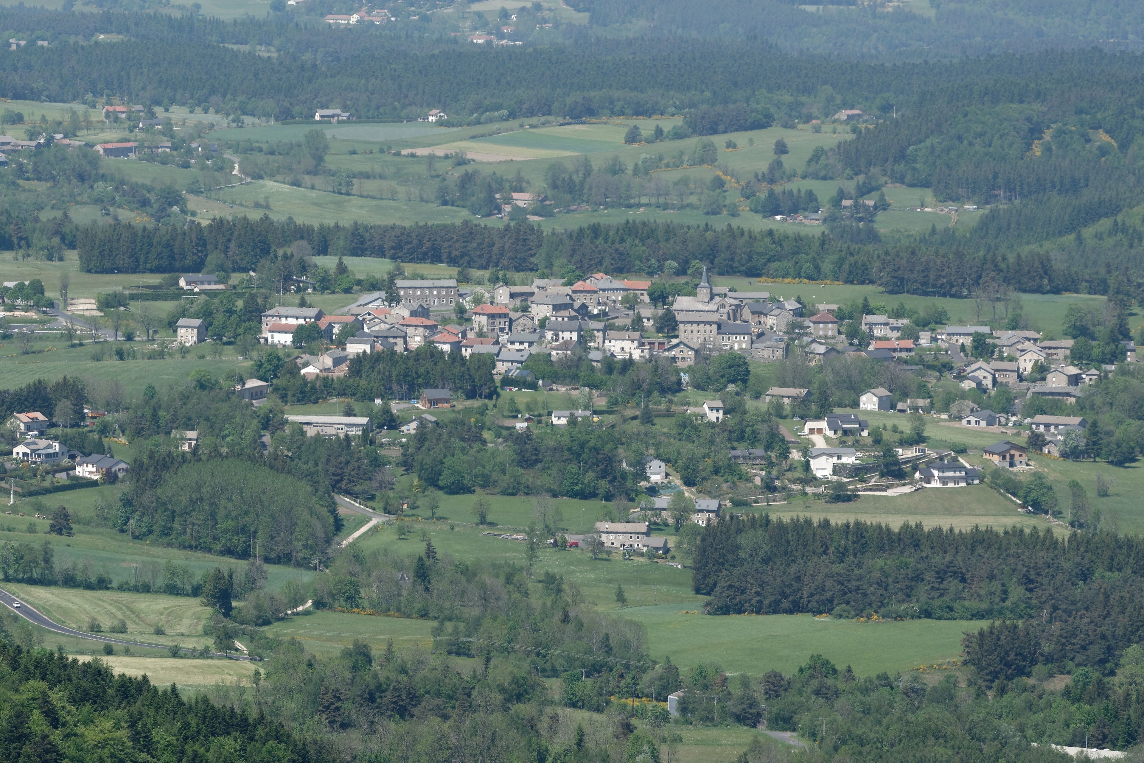 Vue de la commune d'Araules depuis le sommet du pic du Lizieux à Araules, en Haute-Loire.