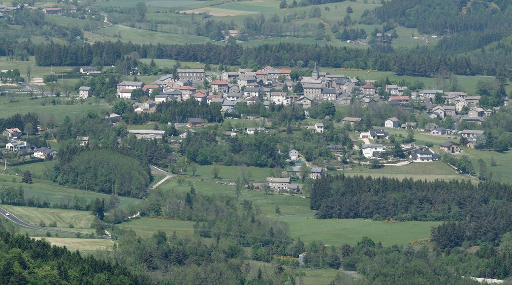 Vue de la commune d'Araules depuis le sommet du pic du Lizieux à Araules, en Haute-Loire.