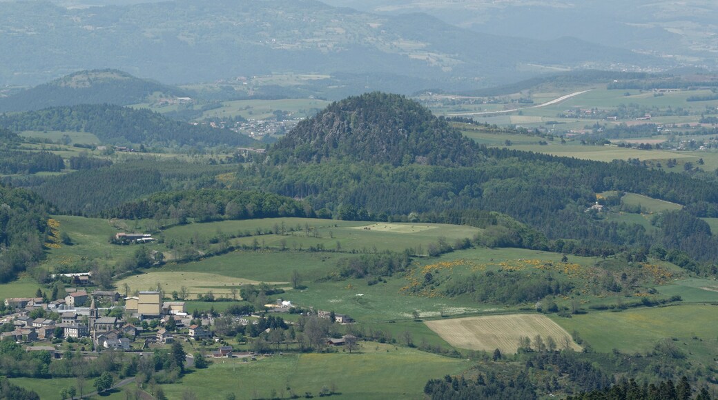 Le Suc des Ollières (alt. 1186 m) vu depuis le sommet du pic du Lizieux à Araules, en Haute-Loire.