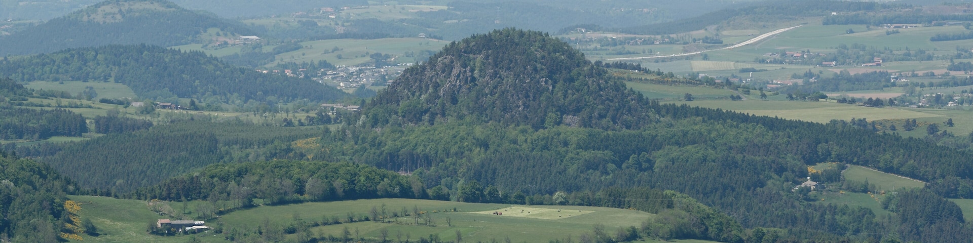 Le Suc des OlliĂšres (alt. 1186 m) vu depuis le sommet du pic du Lizieux Ă Araules, en Haute-Loire.