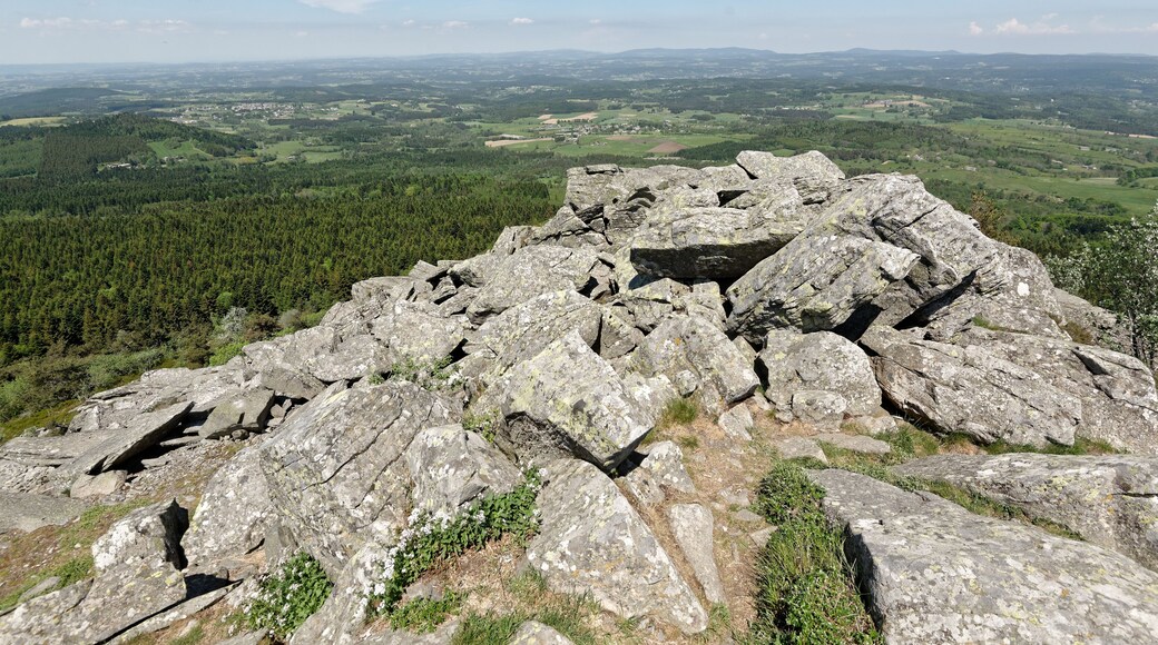 Vue vers l'est-nord-est depuis le sommet du pic du Lizieux à Araules, en Haute-Loire.