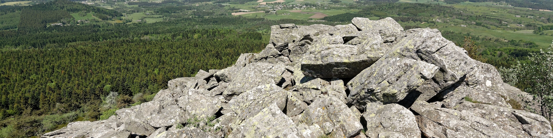 Vue vers l'est-nord-est depuis le sommet du pic du Lizieux à Araules, en Haute-Loire.