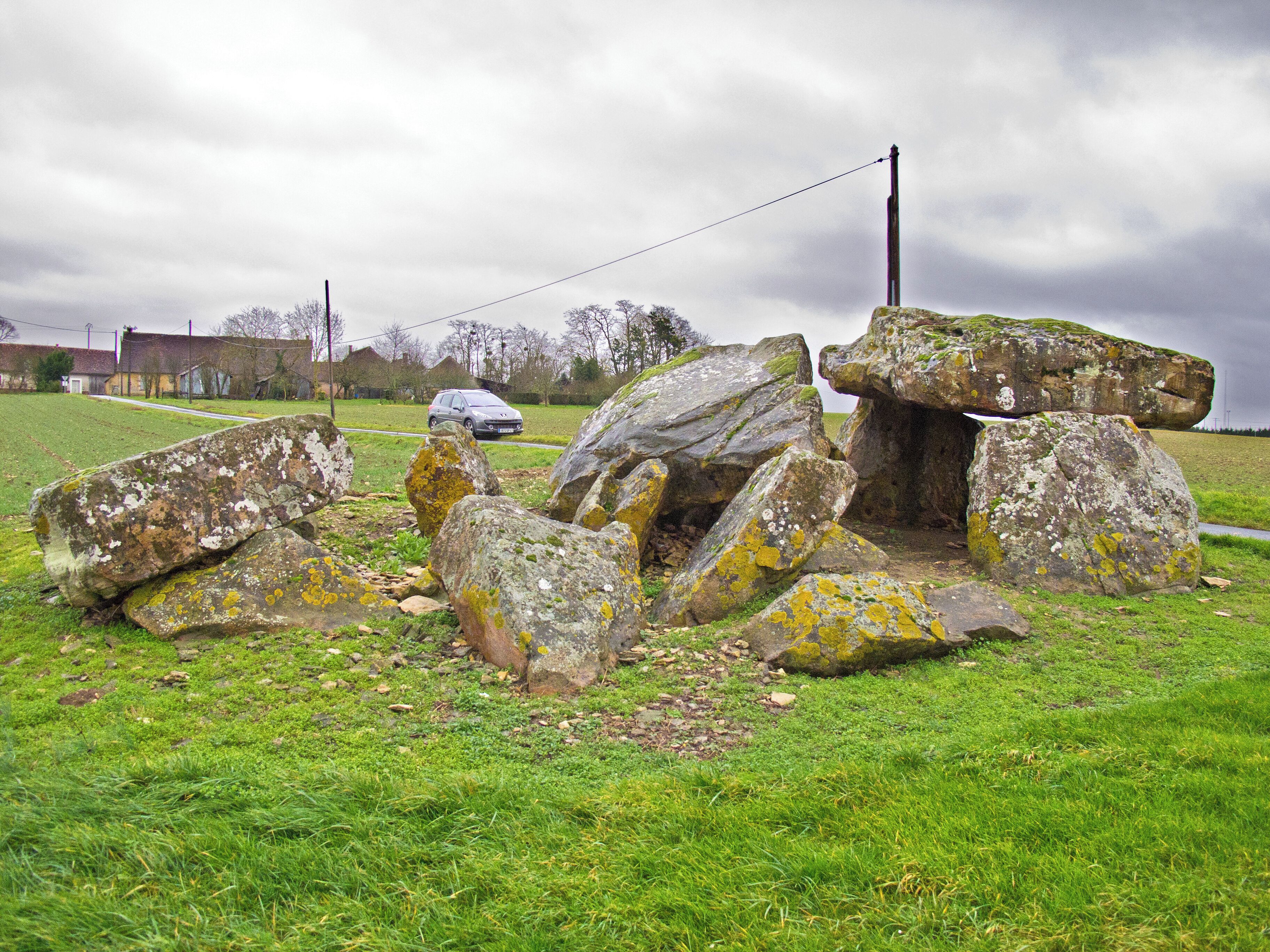Liniez (Indre) 47° 01' 39" N 01° 45' 30" E Dolmen de la Pierre-Levée. Dolmen de type angevin assimilable à une allée couverte. Le monument est orienté est-ouest avec l'entrée à l'est. Dolmen type Angevin similar to a covered walkway. The monument is oriented east-west with the east entrance.