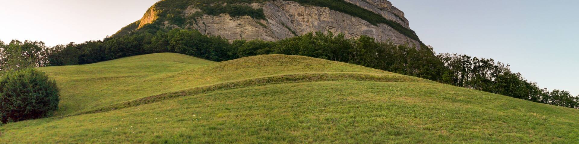 Lueurs du soleil couchant sur le Mont Saint-Eynard, massif de la Chartreuse, Alpes, France