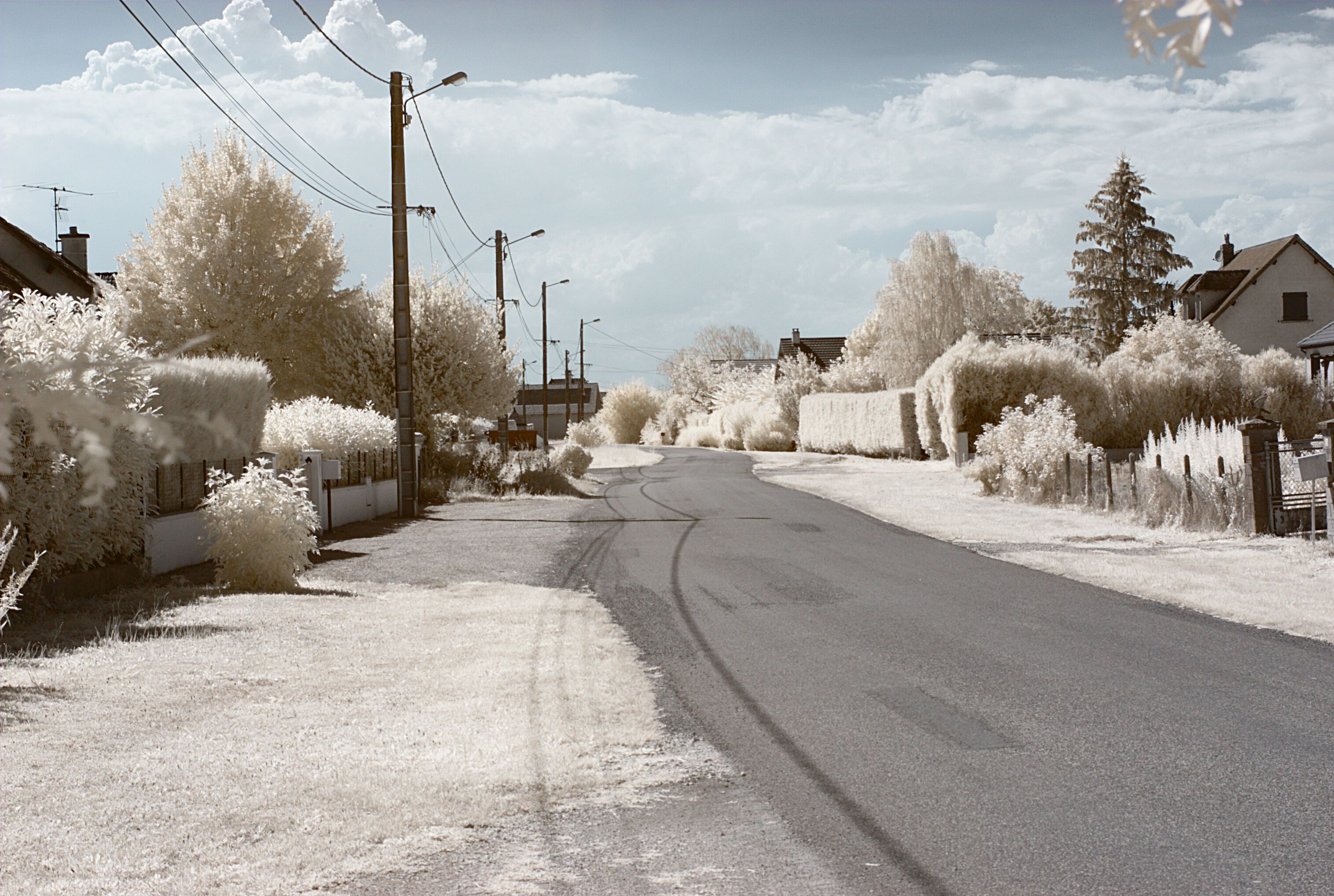 Rue Masson, Franxault (Côte d'Or, Bourgogne, France) photographié avec un filtre infrarouge 720 nm.
