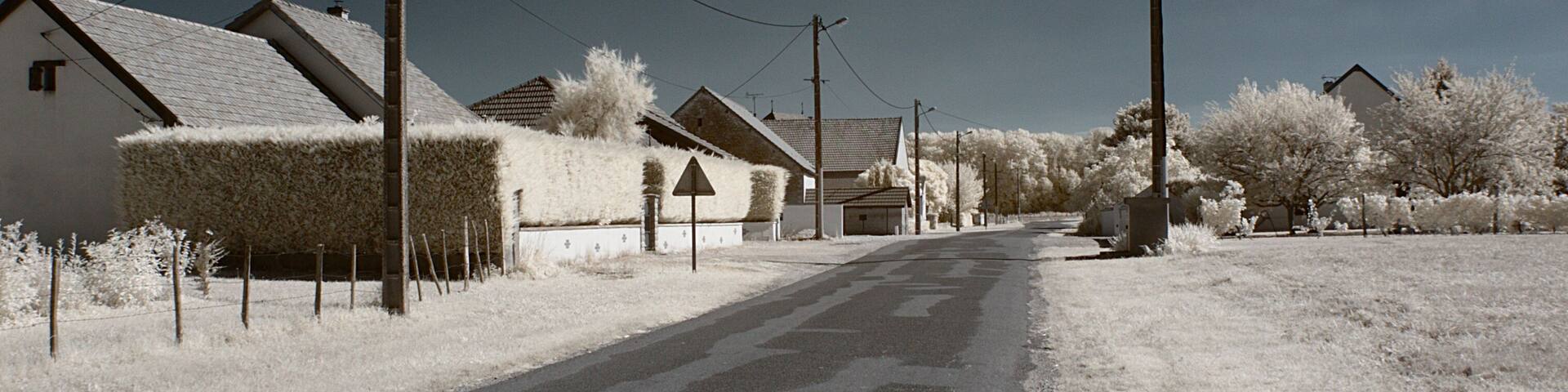 Rue Bossuet, Franxault (CÎte d'Or, Bourgogne, France) photographié avec un filtre infrarouge 720 nm.