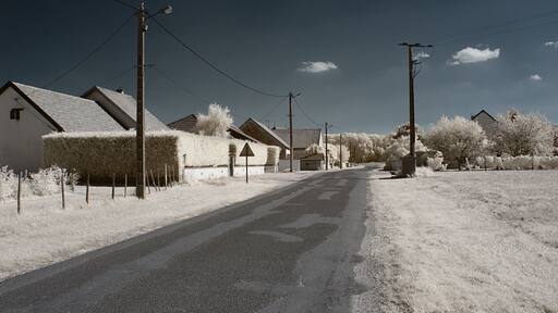Rue Bossuet, Franxault (Côte d'Or, Bourgogne, France) photographié avec un filtre infrarouge 720 nm.