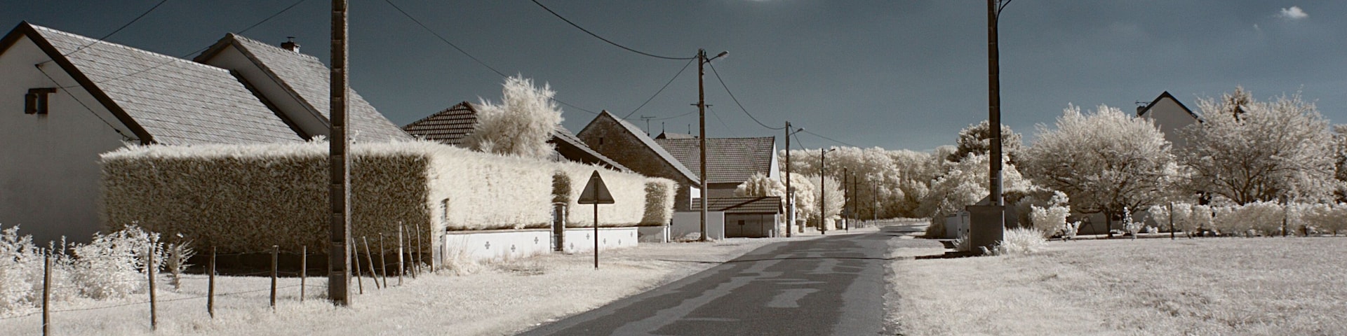 Rue Bossuet, Franxault (Côte d'Or, Bourgogne, France) photographié avec un filtre infrarouge 720 nm.