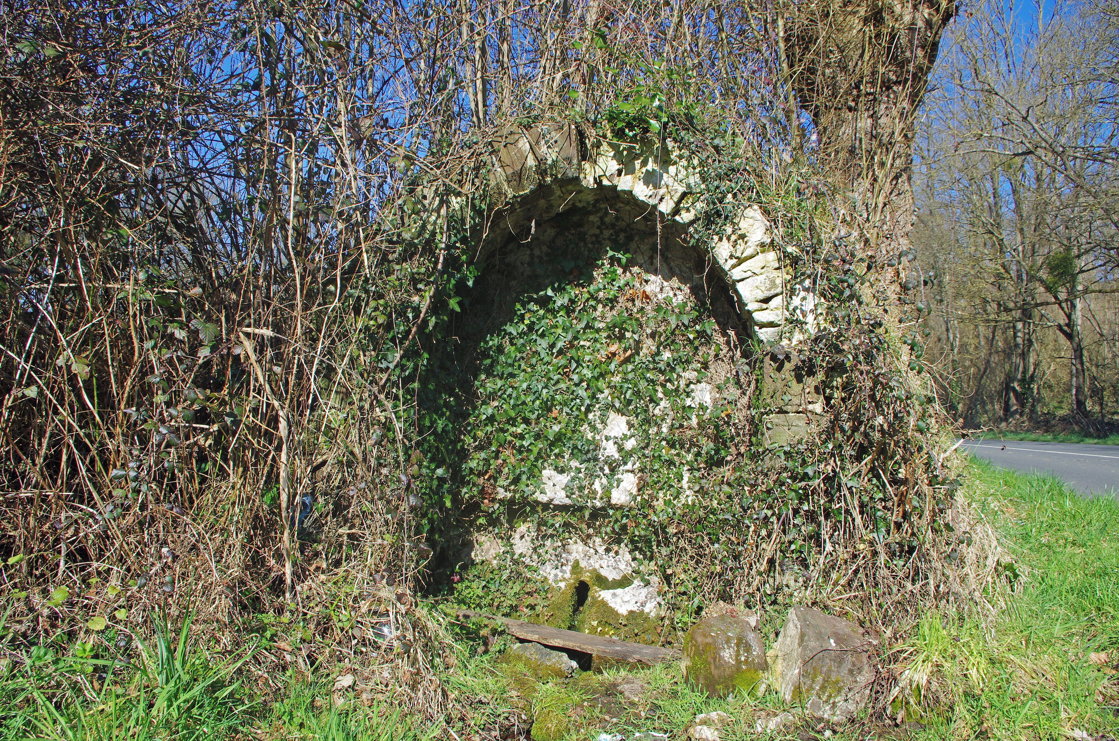 Choue (Loir-et-Cher) La Fontaine de Guériteau (A 50 m au nord, les ruines d'une ancienne chapelle romane de Guériteau) La source sourd en pied de coteau dans un petit bassin en pierres maçonnées sous une niche en "cul de four". A la sortie du bassin, l'eau s'écoule dans le fossé de la route actuelle, mais autrefois elle devait rejoindre directement la Grenne*. Cette fontaine a fait l'objet d'un culte très ancien. Encore à l'heure actuelle, son eau est considérée comme miraculeuse et de nombreux visiteurs boivent et emportent son eau dans des bouteilles. De débit est très faible, 1/2 litre par seconde, la source est située sur le trajet d'une faille de direction sud-ouest nord-est. La couverture de l'aquifère* alimentant la source étant perméable, celle-ci est probablement sujette aux pollutions de surface. (voir Chronique des sources et des fontaines N°5 - 1998 - Compte rendu de la sortie commune avec la Société d'Histoire Naturelle du Loir et Cher du 17 mai 1998 J. DI ROSA: Botanique - P. de BRETIZEL : Géologie et pédologie) La Grenne coule, sur 28 km, exclusivemlent dans le Loir-et-Cher. Elle se jette dans la Braye qui se jette dans le Loir. Le loir se jette dans la Sarthe et elle même dans la Loire par la Maine et la Mayenne. La Grenne fait donc partie du bassin de la Loire. L'aquifère est une formation géologique poreuse, fissurée et perméable, où l'eau stockée peut circuler. L'aquifère contient la nappe d'eau souterraine. Un aquifère souterrain de faible profondeur est une nappe phréatique.