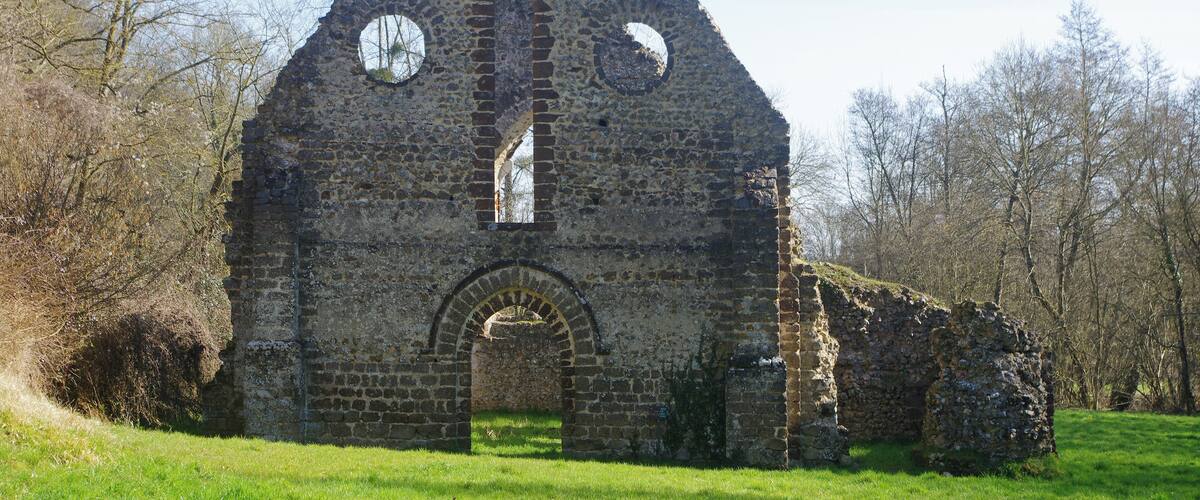 Choue (Loir-et-Cher) Ruines de la chapelle du prieuré Notre-Dame-de-l'Assomption de Guériteau (13e siècle). La chapelle se situe près d'une source aux vertus bienfaisantes, d'où le nom de Guériteau. Vers 1240, les Bénédictins, après avoir quitté leur prieuré situé dans l'enceinte du château de Mondoubleau, s'installèrent près de Choue. De ces constructions ne subsiste que la chapelle. La chapelle était déjà en ruine en 1791. Le prieuré de Guériteau a sa légende, il aurait été construit par un seigneur qui avait malmené un ecclésiastique : Selon Beauvais de Saint-Paul, historien de Mondoubleau, au début du XIIIe siècle, un seigneur de Mondoubleau parti en Terre sainte fut fait prisonnier. Les années passant, sa femme, Clémence des Roches, n'espérait plus son retour et trouvait du réconfort auprès du moine du petit prieuré dédié à Sainte Marie situé dans le domaine du château. Un jour qu'ils s'entretenaient tous deux de religion dans une pièce du donjon, le seigneur réapparut et, croyant que le prieur courtisait sa femme, le précipita par la fenêtre. Quand il comprit sa méprise, il offrit au moine, rescapé de sa chute, de lui construire un prieuré à Guériteau . (Légendes et mystères des régions de France - Par Éloïse MOZZANI)