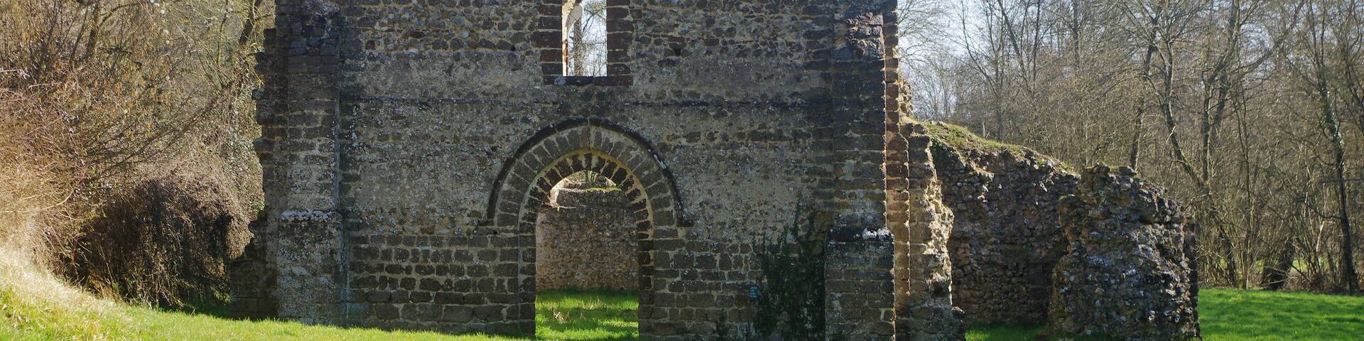 Choue (Loir-et-Cher) Ruines de la chapelle du prieuré Notre-Dame-de-l'Assomption de Guériteau (13e siècle). La chapelle se situe près d'une source aux vertus bienfaisantes, d'où le nom de Guériteau. Vers 1240, les Bénédictins, après avoir quitté leur prieuré situé dans l'enceinte du château de Mondoubleau, s'installèrent près de Choue. De ces constructions ne subsiste que la chapelle. La chapelle était déjà en ruine en 1791. Le prieuré de Guériteau a sa légende, il aurait été construit par un seigneur qui avait malmené un ecclésiastique : Selon Beauvais de Saint-Paul, historien de Mondoubleau, au début du XIIIe siècle, un seigneur de Mondoubleau parti en Terre sainte fut fait prisonnier. Les années passant, sa femme, Clémence des Roches, n'espérait plus son retour et trouvait du réconfort auprès du moine du petit prieuré dédié à Sainte Marie situé dans le domaine du château. Un jour qu'ils s'entretenaient tous deux de religion dans une pièce du donjon, le seigneur réapparut et, croyant que le prieur courtisait sa femme, le précipita par la fenêtre. Quand il comprit sa méprise, il offrit au moine, rescapé de sa chute, de lui construire un prieuré à Guériteau . (Légendes et mystères des régions de France - Par Éloïse MOZZANI)