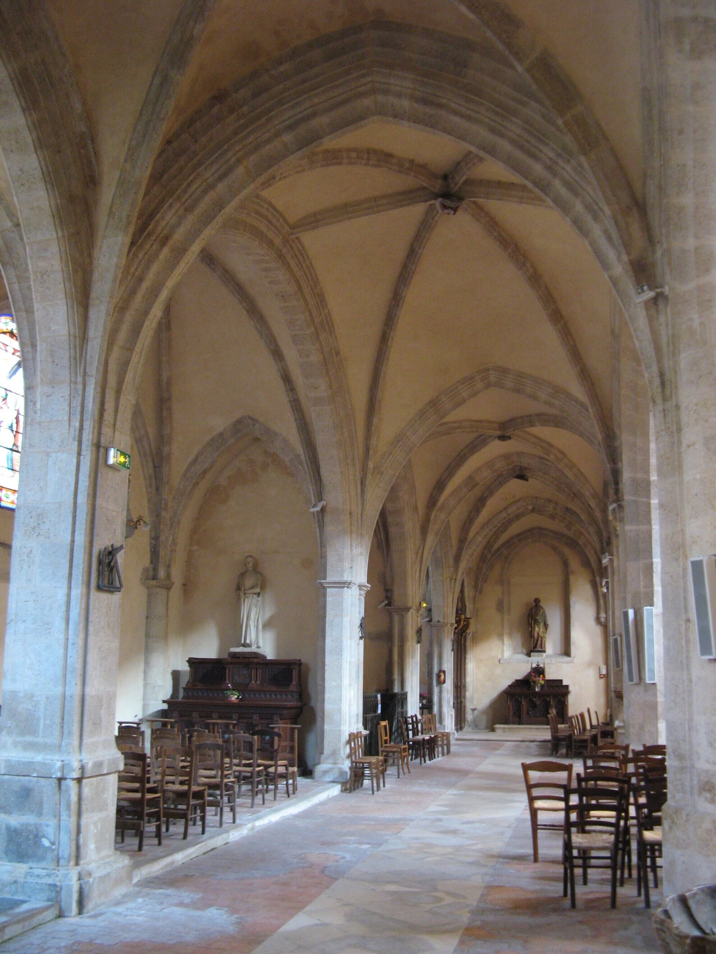 Châtillon-Coligny : bas-côté de l'église Saint-Pierre.
