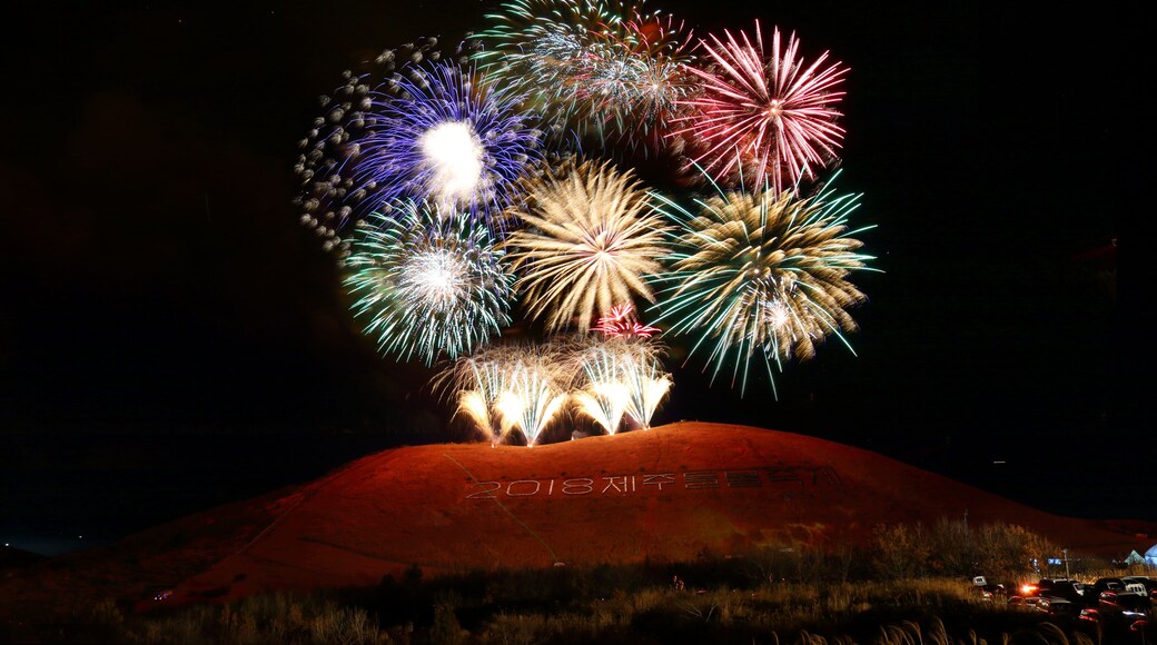 제주 새별 오름 "들불 축제"의 풍경이다.