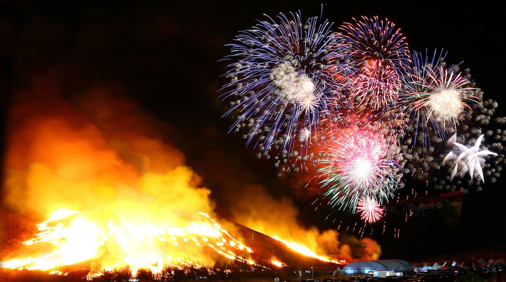 제주 새별 오름 "들불 축제"의 풍경이다.