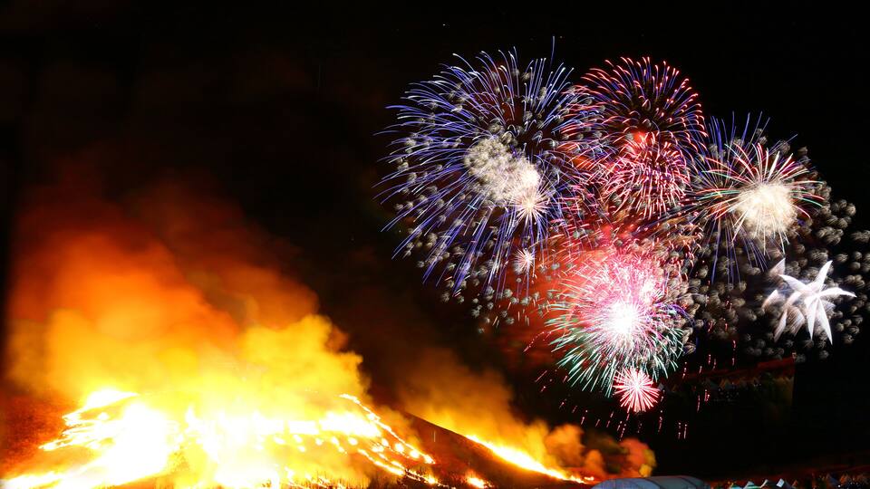 제주 새별 오름 "들불 축제"의 풍경이다.