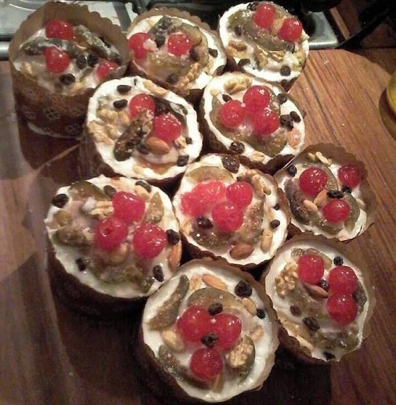 Cooking for next Christmas, the exquisite "Pan dulce", at home. It's made with nuts, almonds, candied cherries, cashew nuts, peanuts, candied fruits and raisins. Glup!