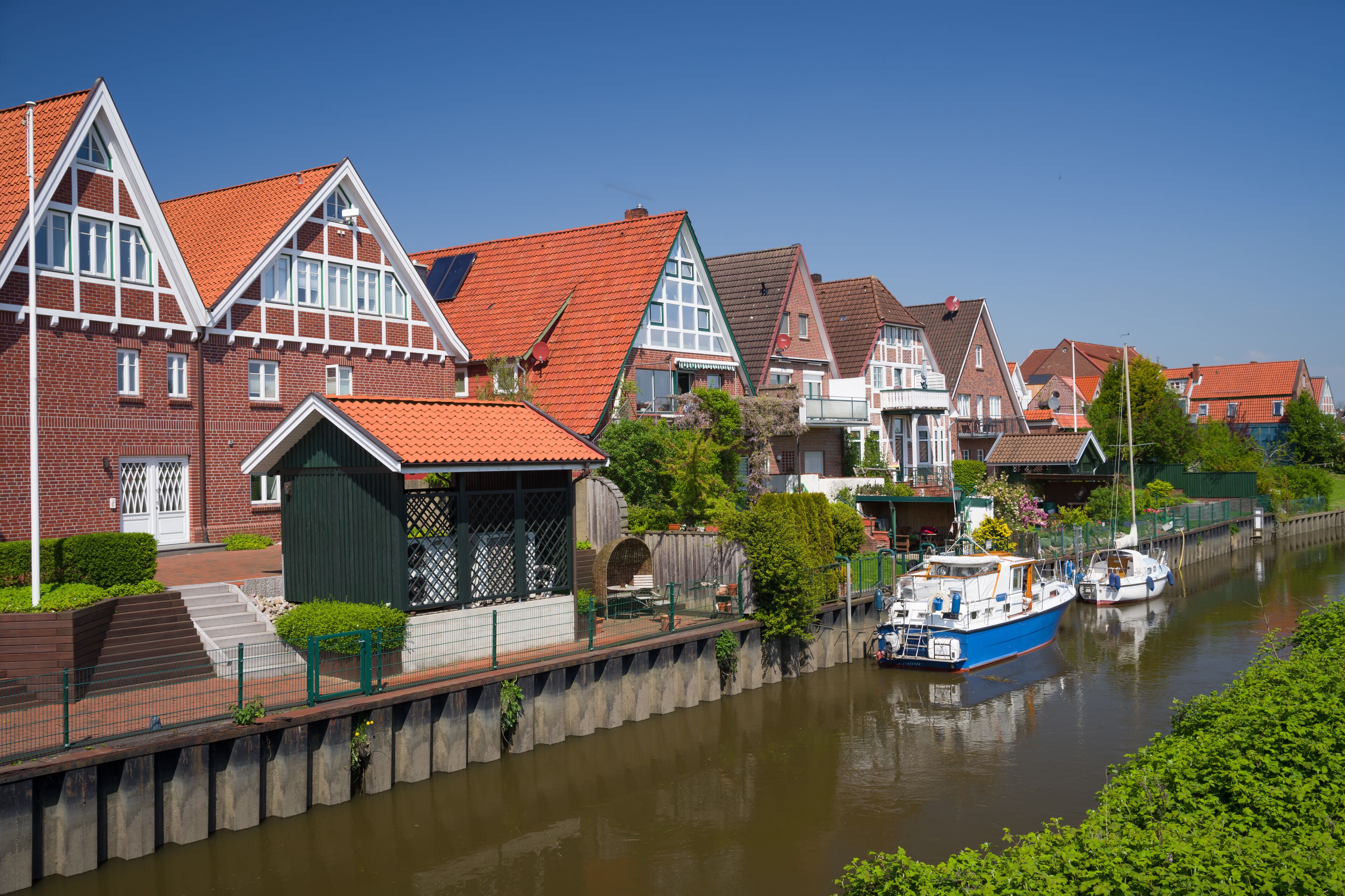 Steinkirchen an der Lühe im Alten Land im Sonnenschein