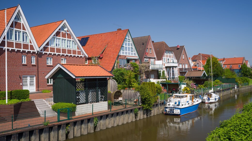 Steinkirchen an der Lühe im Alten Land im Sonnenschein