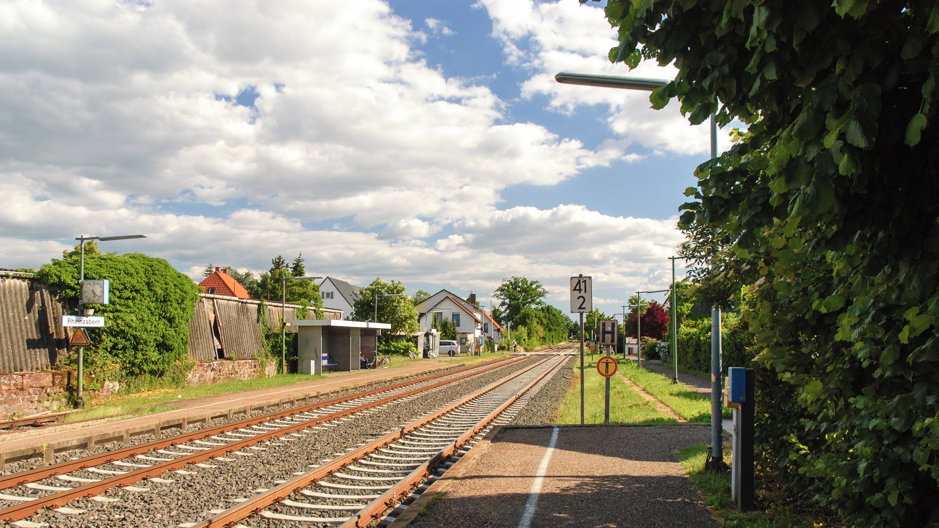 Ansicht des Bahnhofs in Richtung Südosten vor der Elektrifizierung der Strecke.
