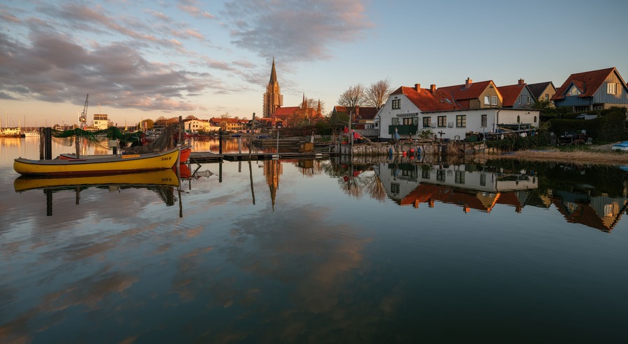 Blick auf die Altstadt von Schleswig mit der Fischersiedlung Holm und der Domkirche am frühen Morgen