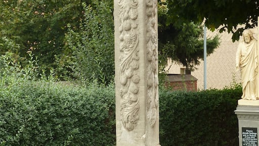 Bildstock von etwa 3,80 m Höhe aus weißem Sandstein neben der katholischen Pfarrkirche St. Johannes Baptist in Seulingen, Untereichsfeld. Datiert 1738.