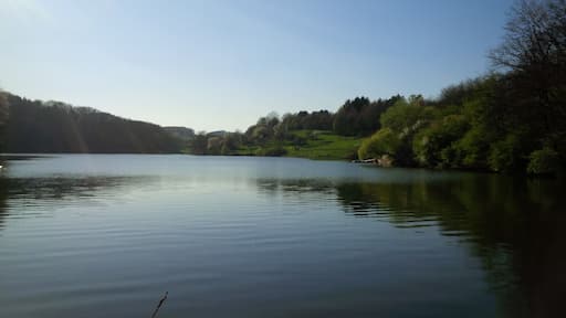 Ohmbachsee fotografiert am Fuß der Staumauer