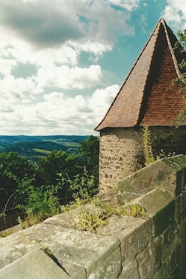 Leuchtenburg Castle, located 400 metres high above the picturesque Saale valley near Kahla. At the "Queen of the Saale Valley", as Leuchtenburg Castle is also called, you can not only explore a medieval fortress that has survived almost complete but also see how an historic monuent has been filled with new life in an exceptional development process after standing empty for many years.