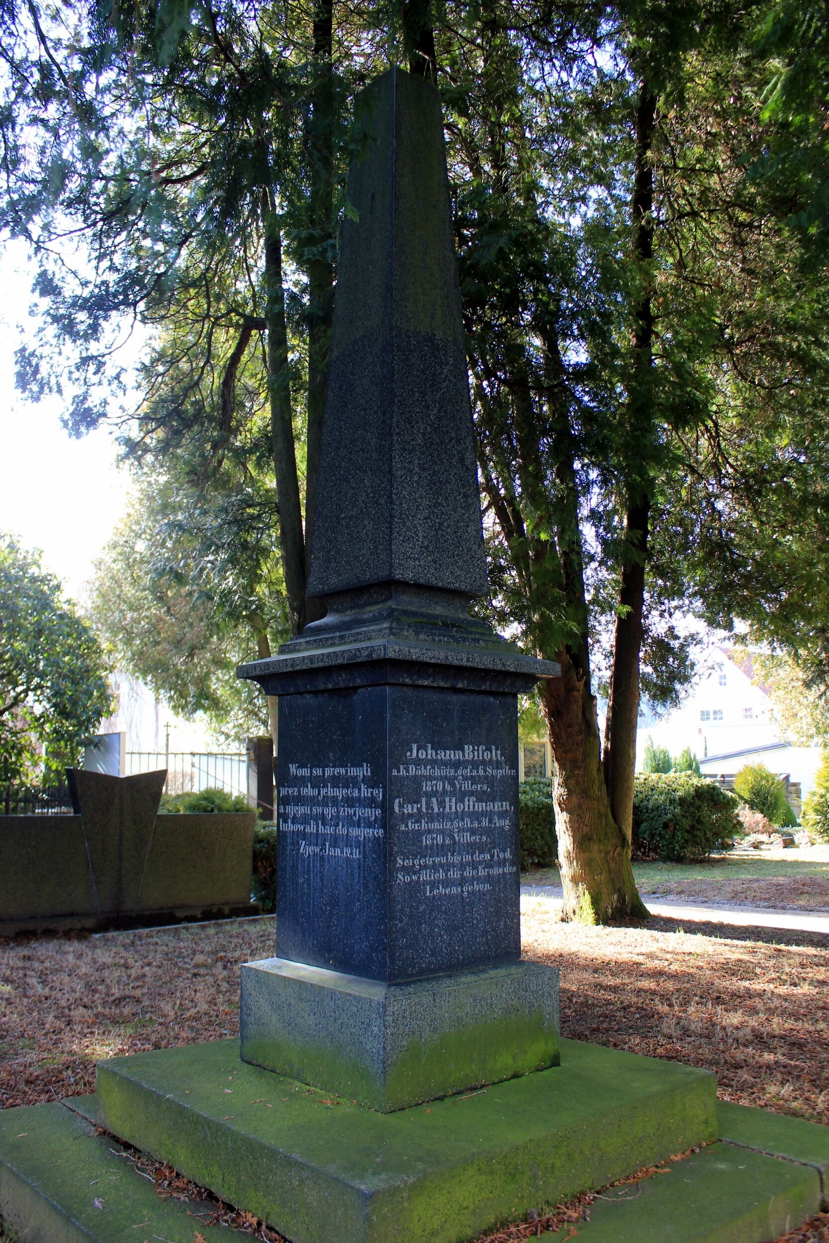 Wojerski pomnik na Budestečanskim ewangelskim kěrchowje.