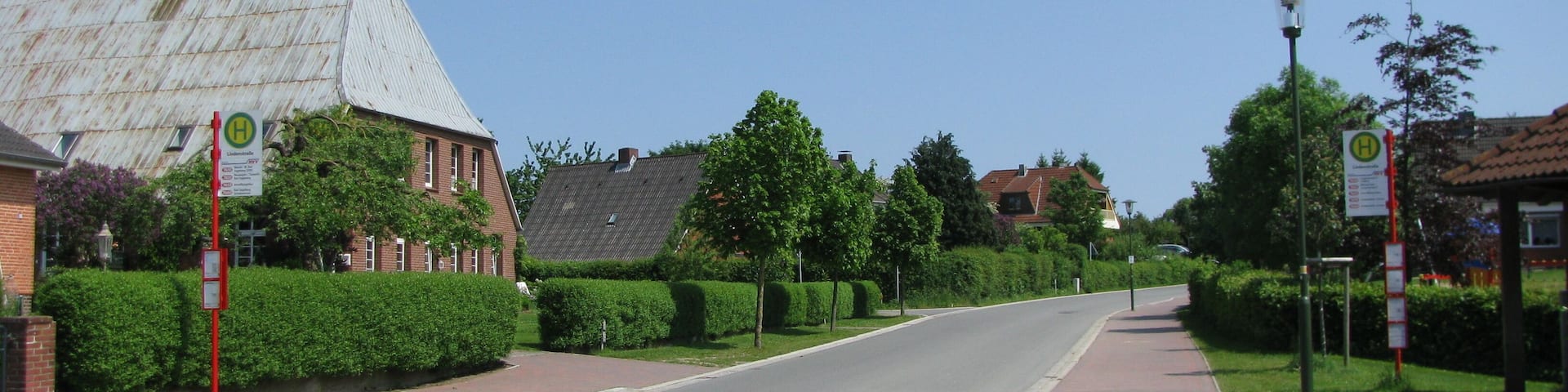 die Bushaltestelle Lindenstraße in der Dorfstraße in Geschendorf, Blickrichtung Osten