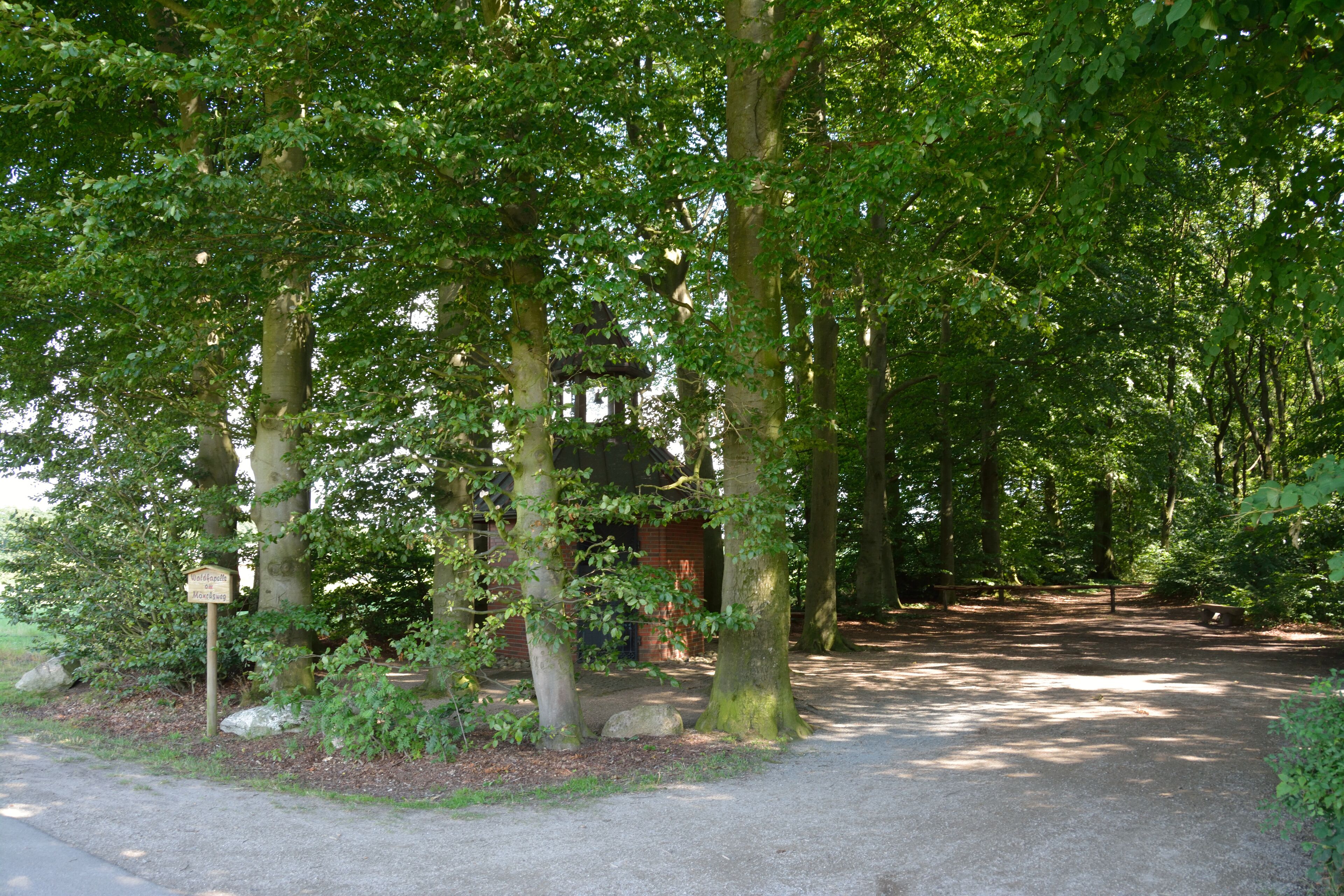 Impressionen der Waldkapelle in Mönkloh am Mönchsweg