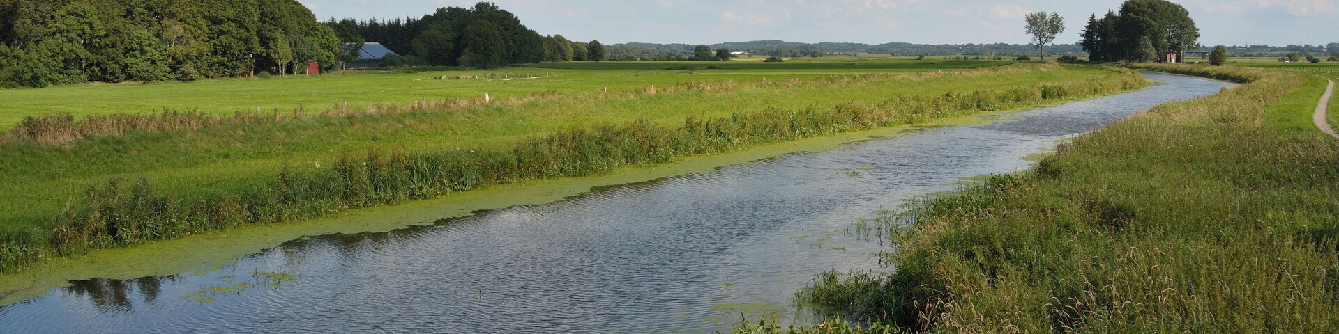 Die Haaler Au an der BrĂŒcke ĂŒber die Landesstrasse 127