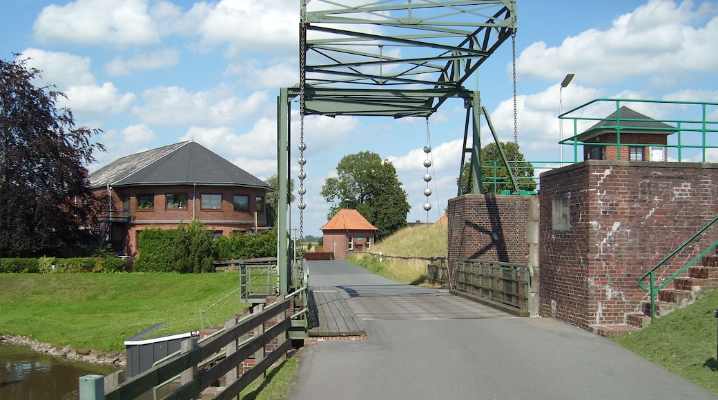 Straßenbrücke bei der Schleuse Kasenort. Im Hintergrund (Bildmitte) zu sehen ist das 1955/56 erbaute Schöpfwerk, über das die Große Feldwettern in die Stör entwässert.