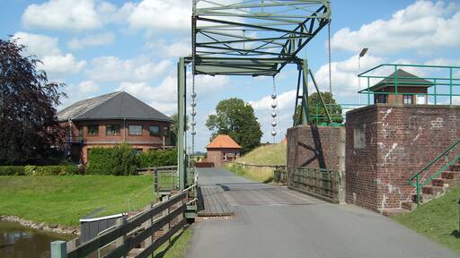 Straßenbrücke bei der Schleuse Kasenort. Im Hintergrund (Bildmitte) zu sehen ist das 1955/56 erbaute Schöpfwerk, über das die Große Feldwettern in die Stör entwässert.
