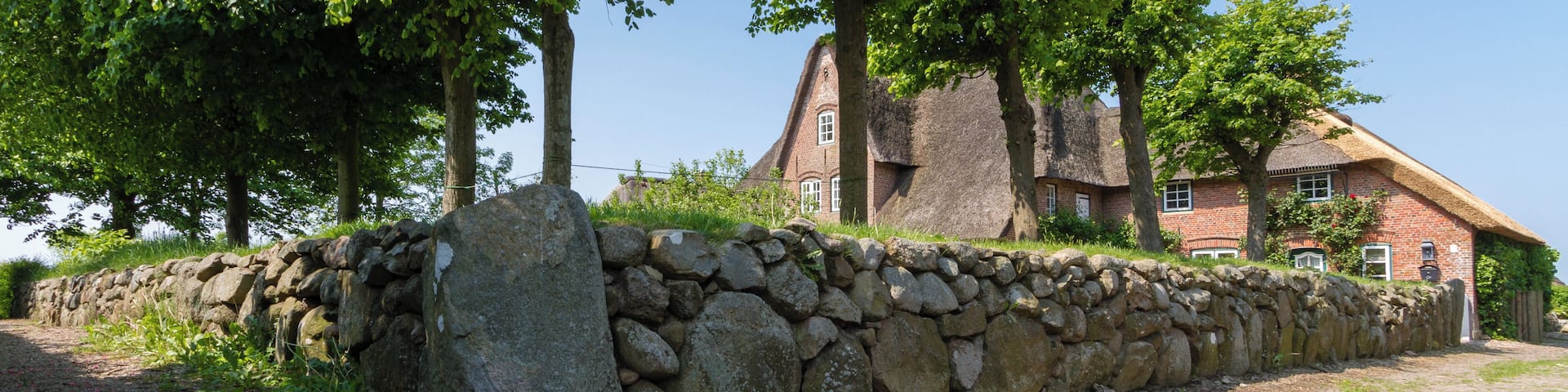 Designation: Friesian embankment Location: An de Marsch House number: 81 - 81a Place: Municipality Midlum, Collective municipality Föhr-Amrum, District Nordfriesland, Schleswig-Holstein, Federal Republic of Germany Object identification: 24075