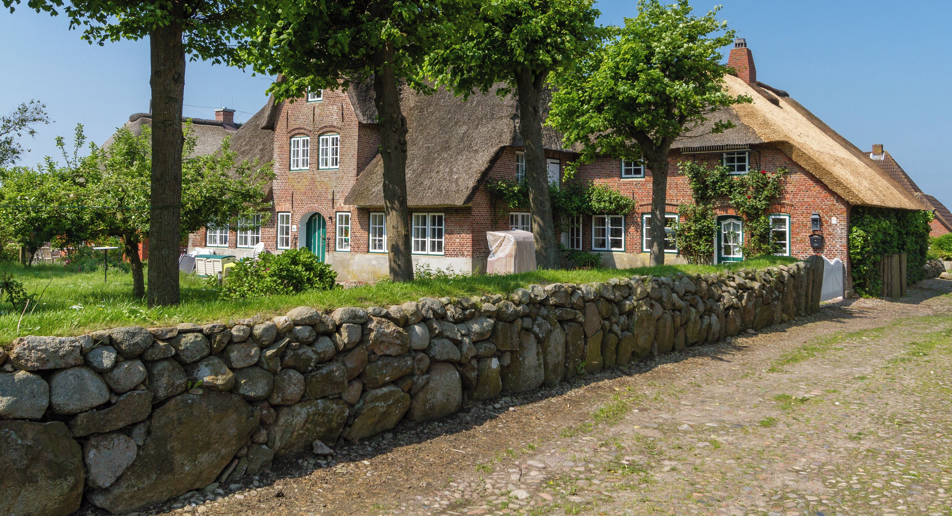 Designation: Friesian embankment Location: An de Marsch House number: 81 - 81a Place: Municipality Midlum, Collective municipality Föhr-Amrum, District Nordfriesland, Schleswig-Holstein, Federal Republic of Germany Object identification: 24075