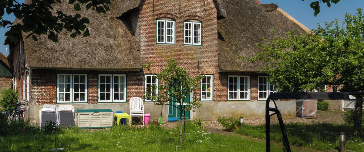 Designation: Mansion (‘Landvogtei’) Location: An de Marsch House number: 81 - 81a Place: Municipality Midlum, Collective municipality Föhr-Amrum, District Nordfriesland, Schleswig-Holstein, Federal Republic of Germany Object identification: 24075