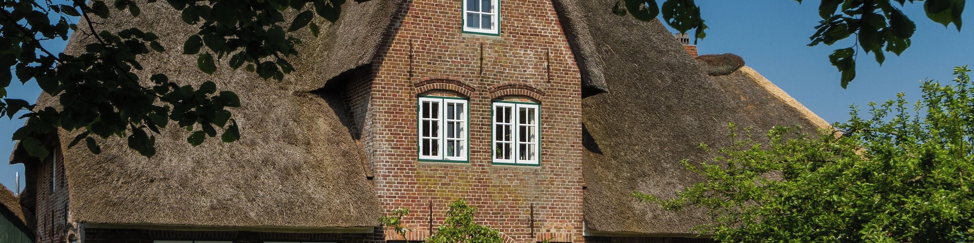 Designation: Mansion (âLandvogteiâ) Location: An de Marsch House number: 81 - 81a Place: Municipality Midlum, Collective municipality Föhr-Amrum, District Nordfriesland, Schleswig-Holstein, Federal Republic of Germany Object identification: 24075