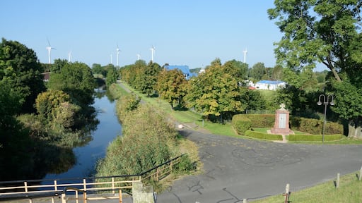 Ehrenmal in Büttel Bütteler Kanal und Ehrenmal