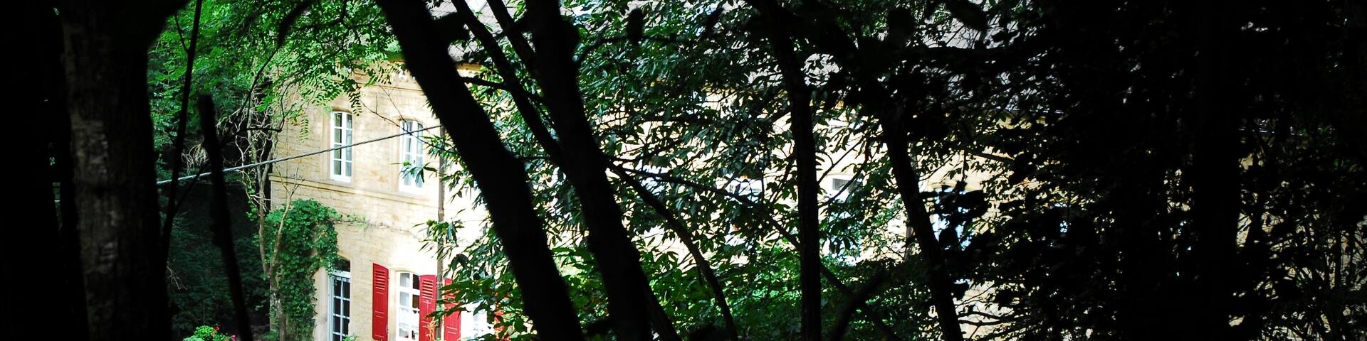 Ehemalige (?) Mühle in Gleisweiler, Hainbachtal 3: spätklassizistischer Walmdachbau, Mitte des 19. Jahrhunderts.