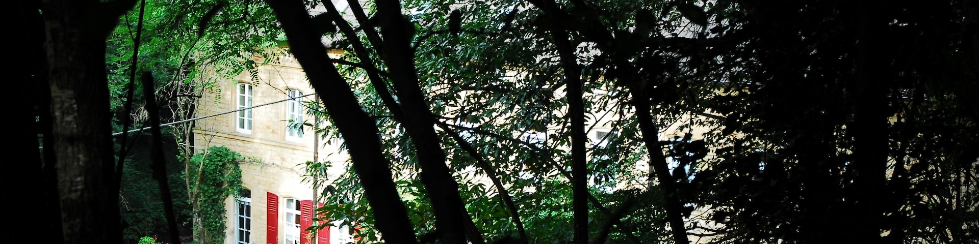 Ehemalige (?) Mühle in Gleisweiler, Hainbachtal 3: spätklassizistischer Walmdachbau, Mitte des 19. Jahrhunderts.