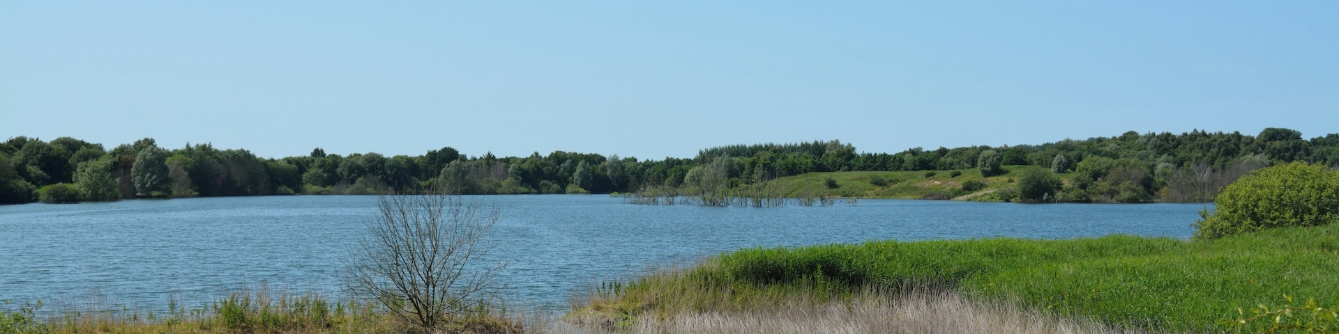 Die Tongrube Muldsberg ist ein ehemaliger Tagebau der Breitenburger Portland-Cement-Fabrik (heute Holcim) in der Gemeinde Mehlbek. Die Grube füllt sich allmählich mit Grundwasser, es entsteht ein künstlicher See. Ein Rundweg von ca. fünf Kilometer Länge führt rund um den See. Impressionen am See