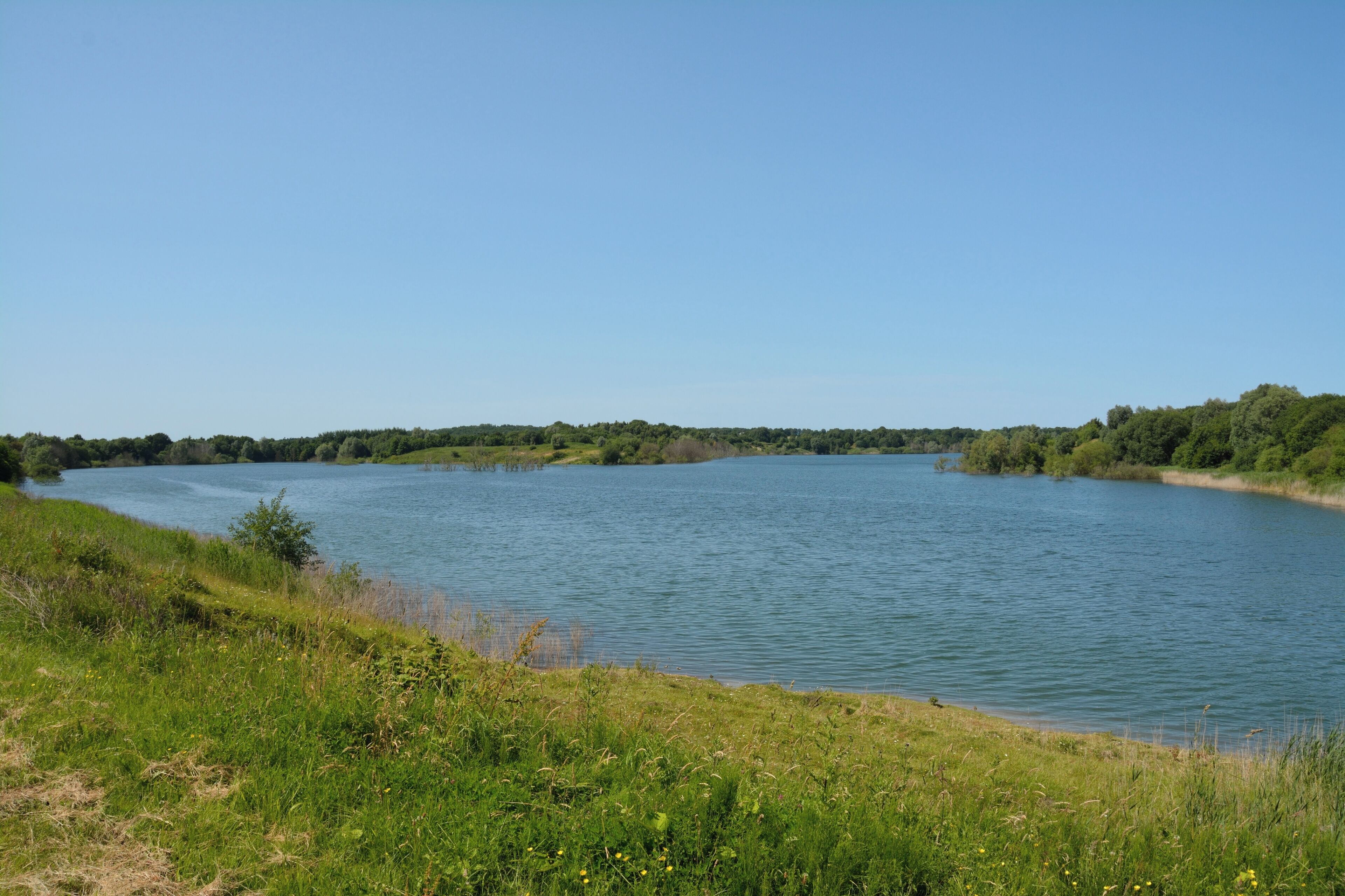 Die Tongrube Muldsberg ist ein ehemaliger Tagebau der Breitenburger Portland-Cement-Fabrik (heute Holcim) in der Gemeinde Mehlbek. Die Grube füllt sich allmählich mit Grundwasser, es entsteht ein künstlicher See. Ein Rundweg von ca. fünf Kilometer Länge führt rund um den See. Impressionen am See
