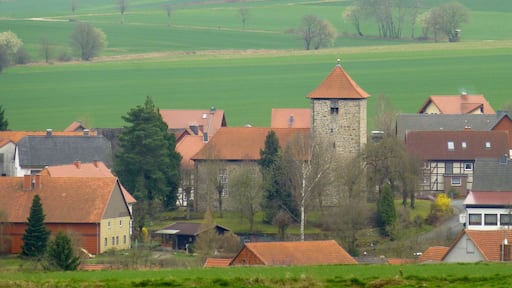 Blick auf das Dorfzentrum von Bühren, Südniedersachsen, mit der Kirche