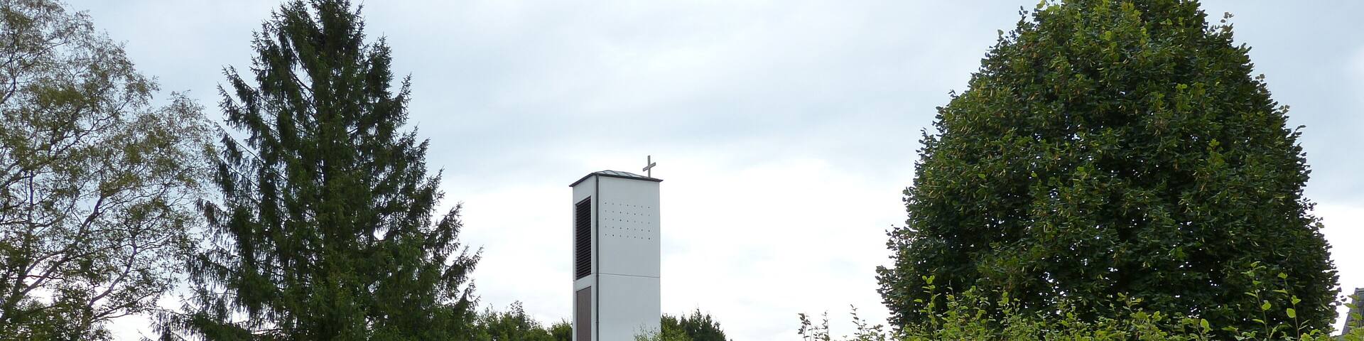 Der Glockenturm der Apostel-Johannes-Kirche in Oering ist ein Kulturdenkmal.