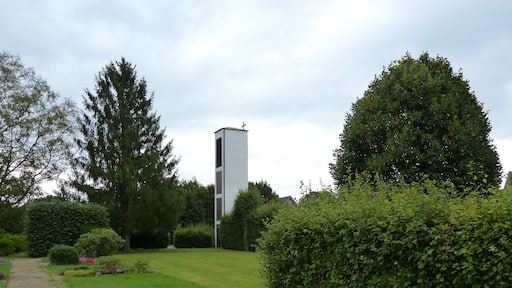 Der Glockenturm der Apostel-Johannes-Kirche in Oering ist ein Kulturdenkmal.