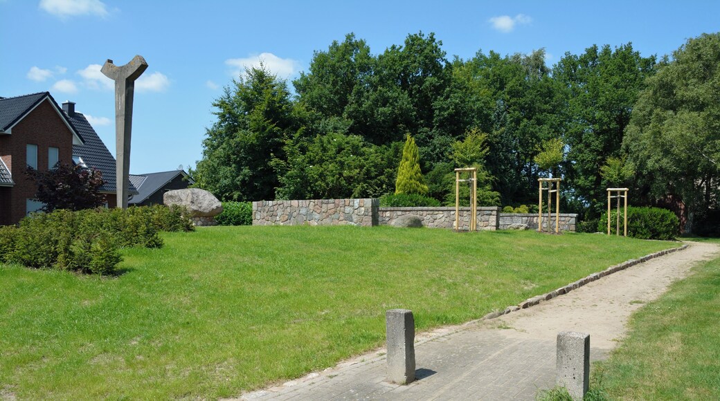 Das Ehrenmal am Friedhof