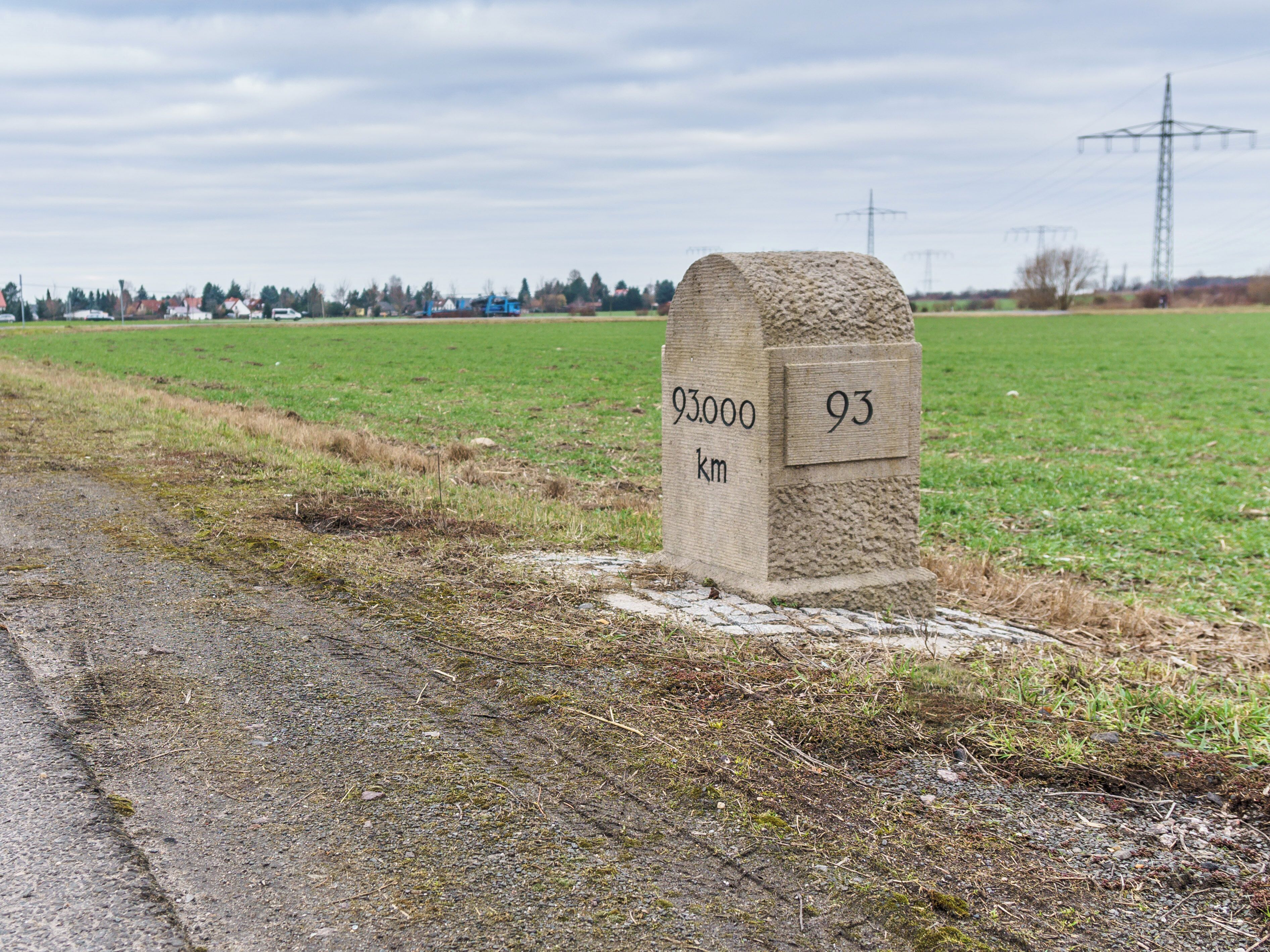Kilometerstein, zwischen Borsdorf und Sommerfeld (alte B 6) Inschrift: 93.000 km ; 93
